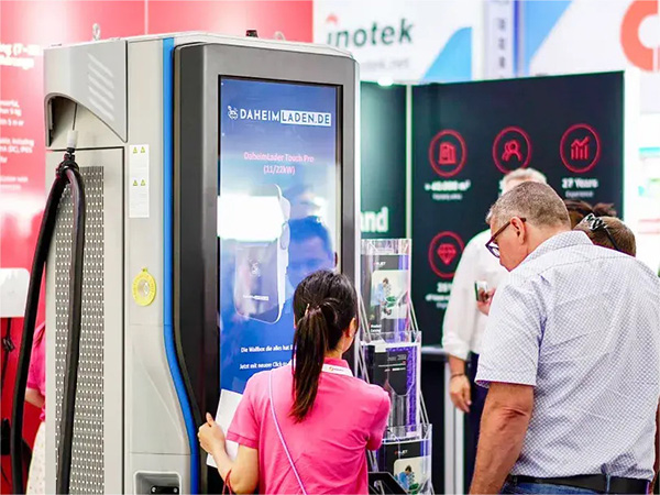 Il caricabatterie rapido CC Injet Ampax livello 3 elettrizza Power2Drive con velocit&agrave; e innovazione